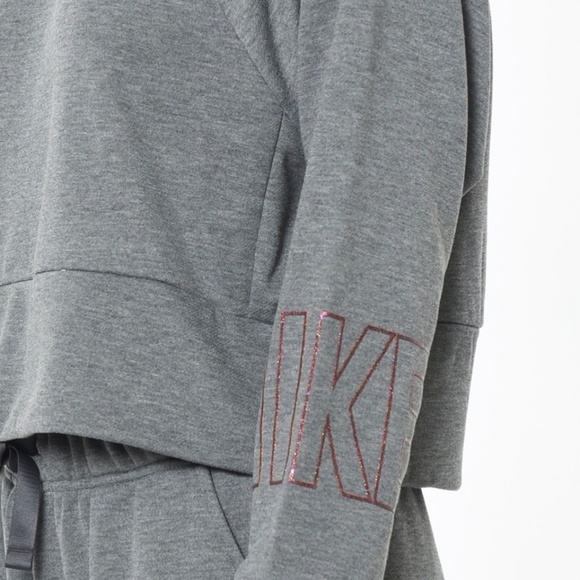 NWT Nike Women's Get Fit Graphic Training Crew - Picture 4 of 5